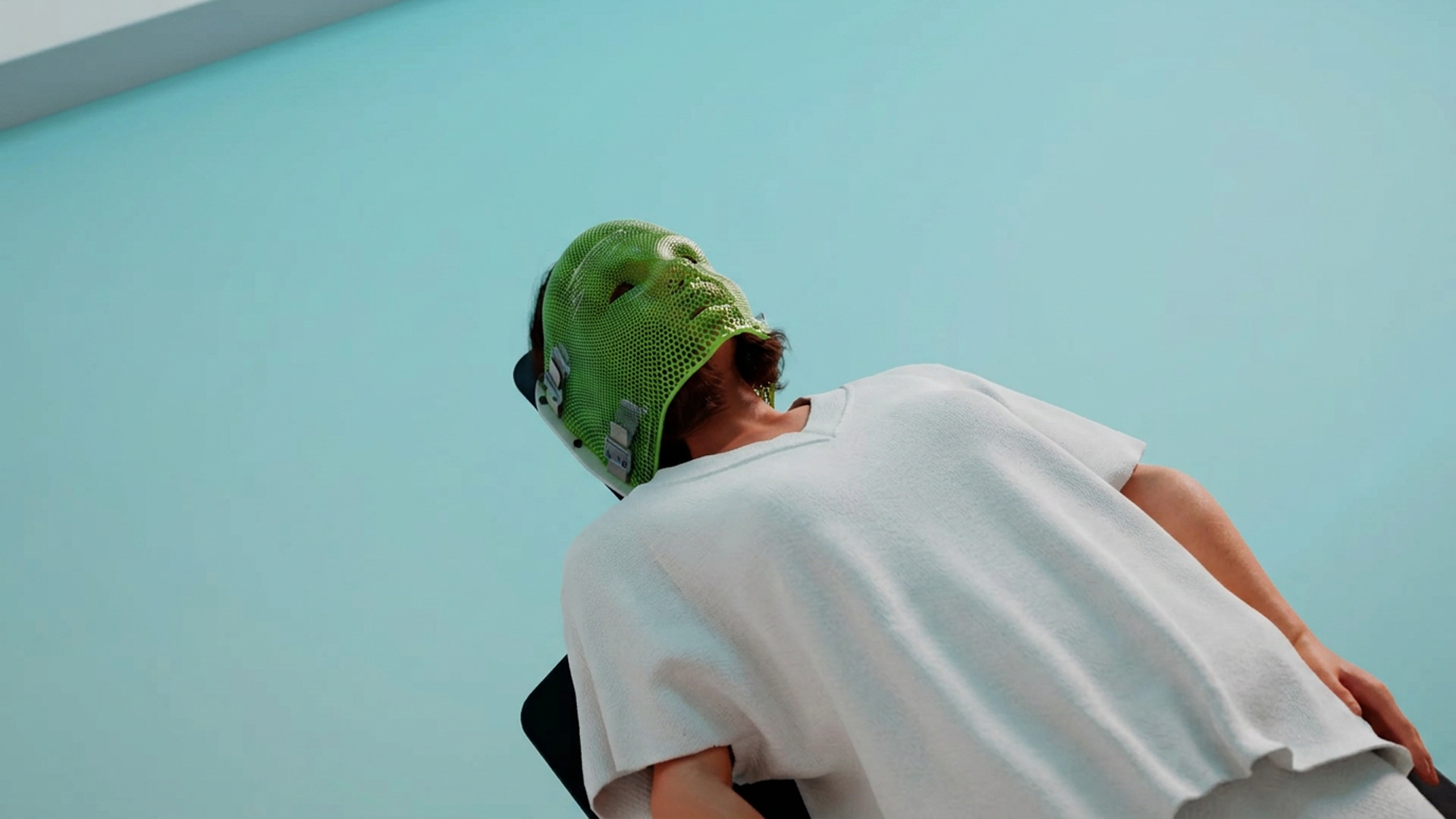 Patient auf einer Behandlungsliege mit thermoplastischer Fixierungsmaske zur präzisen Positionierung bei einer Strahlentherapie