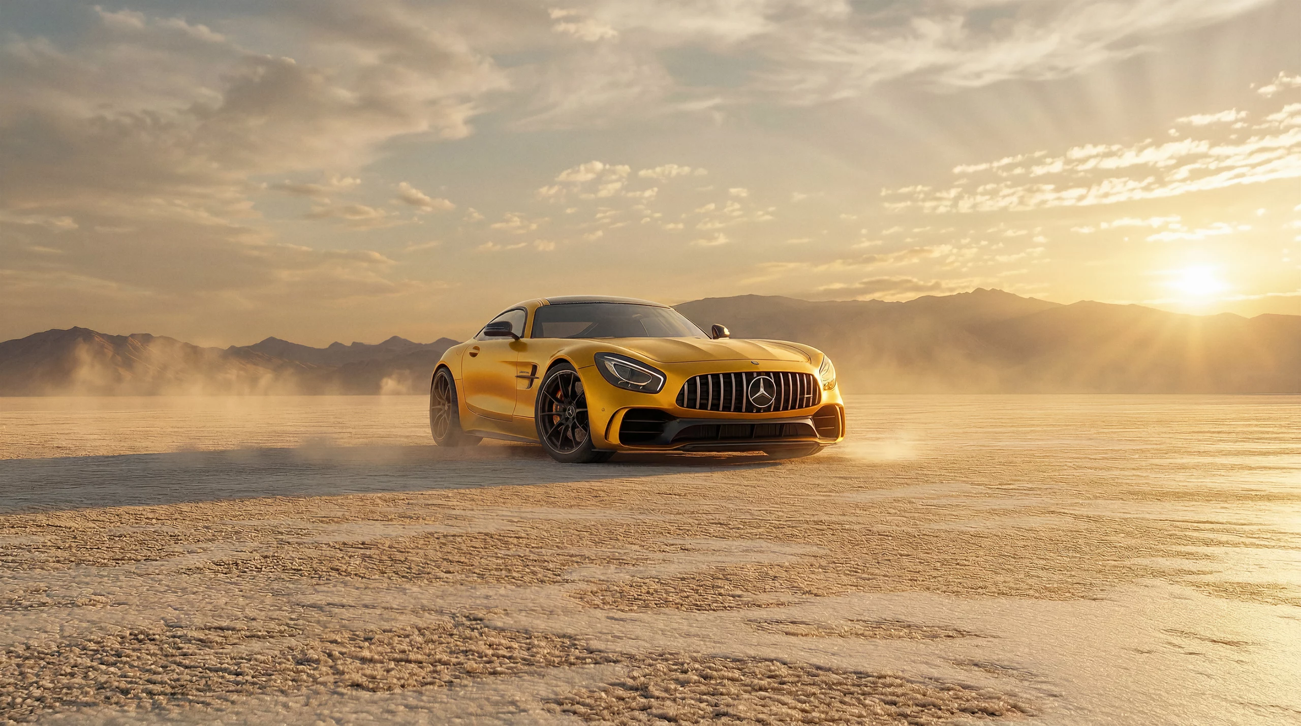 Gelber Mercedes-AMG GT in einer weitläufigen Wüstenlandschaft bei Sonnenuntergang